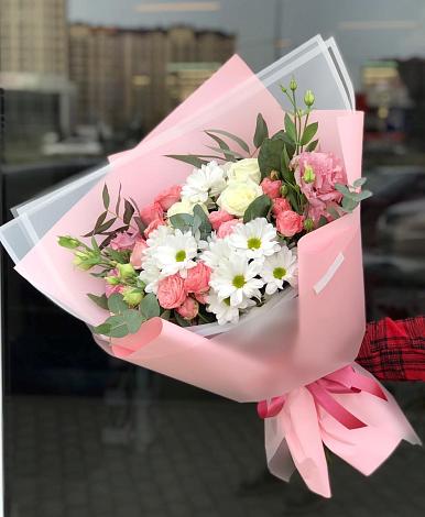 Букет цветов из: Розы, Лизиантусы и Хризантемы в Социалистический